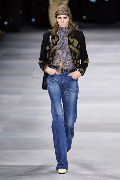 Look 16